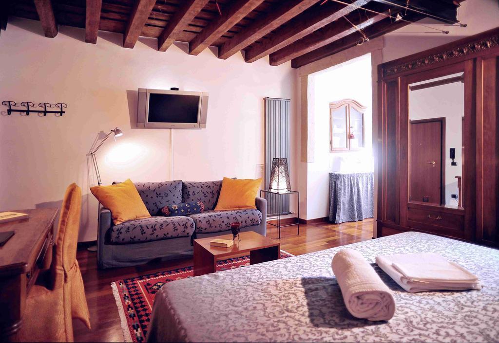 Antica Via Roma Garden View Bed & Breakfast